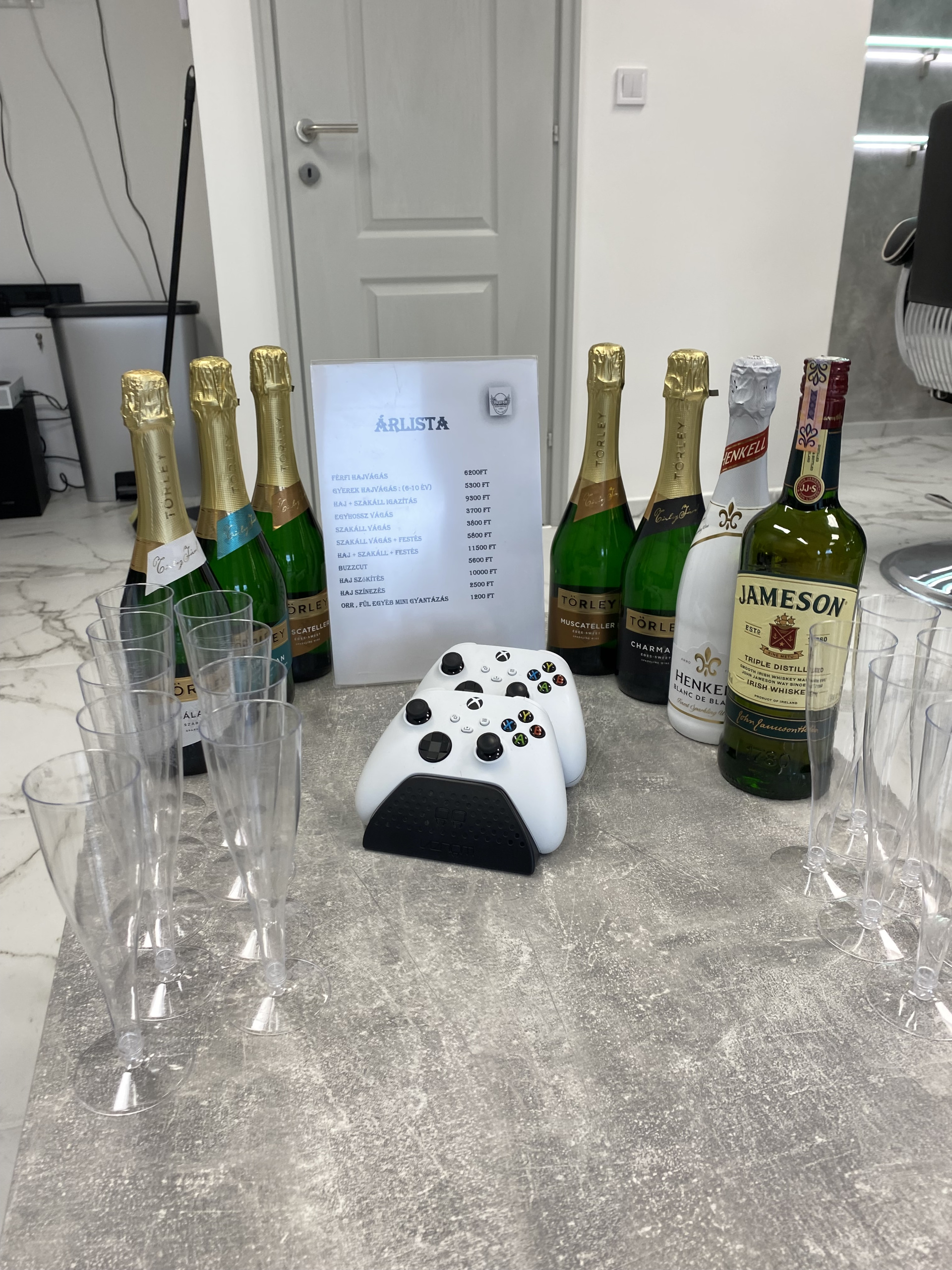 Barber Heaven árlista pezsgőkkel körülötte