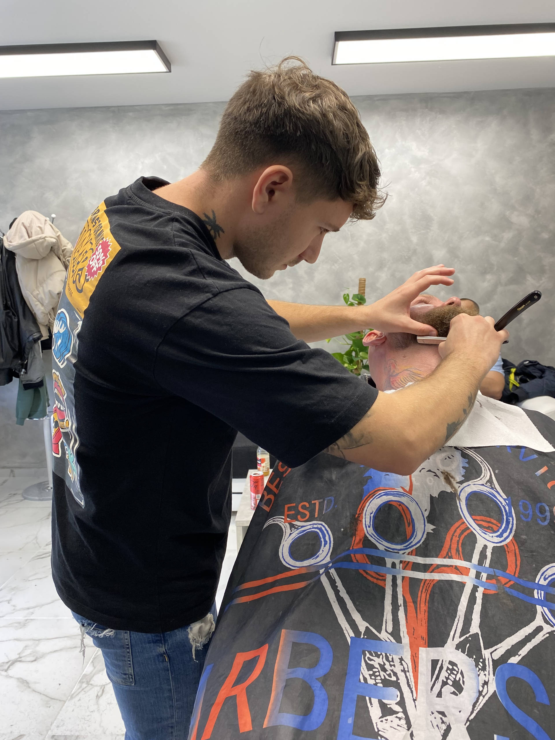 Barber Heaven Dominik borbély munka közben