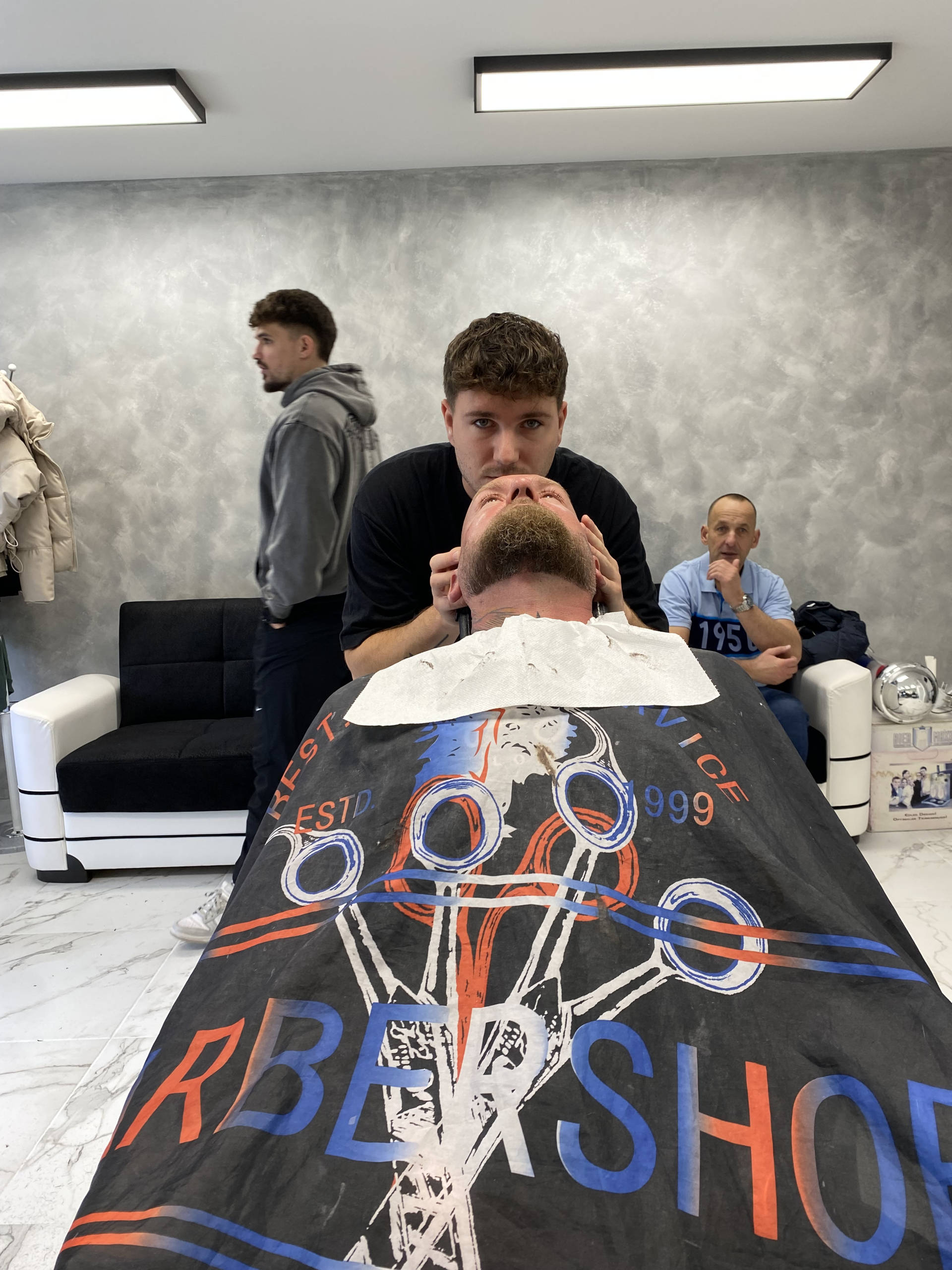 Barber Heaven Dominik borbély munka közben