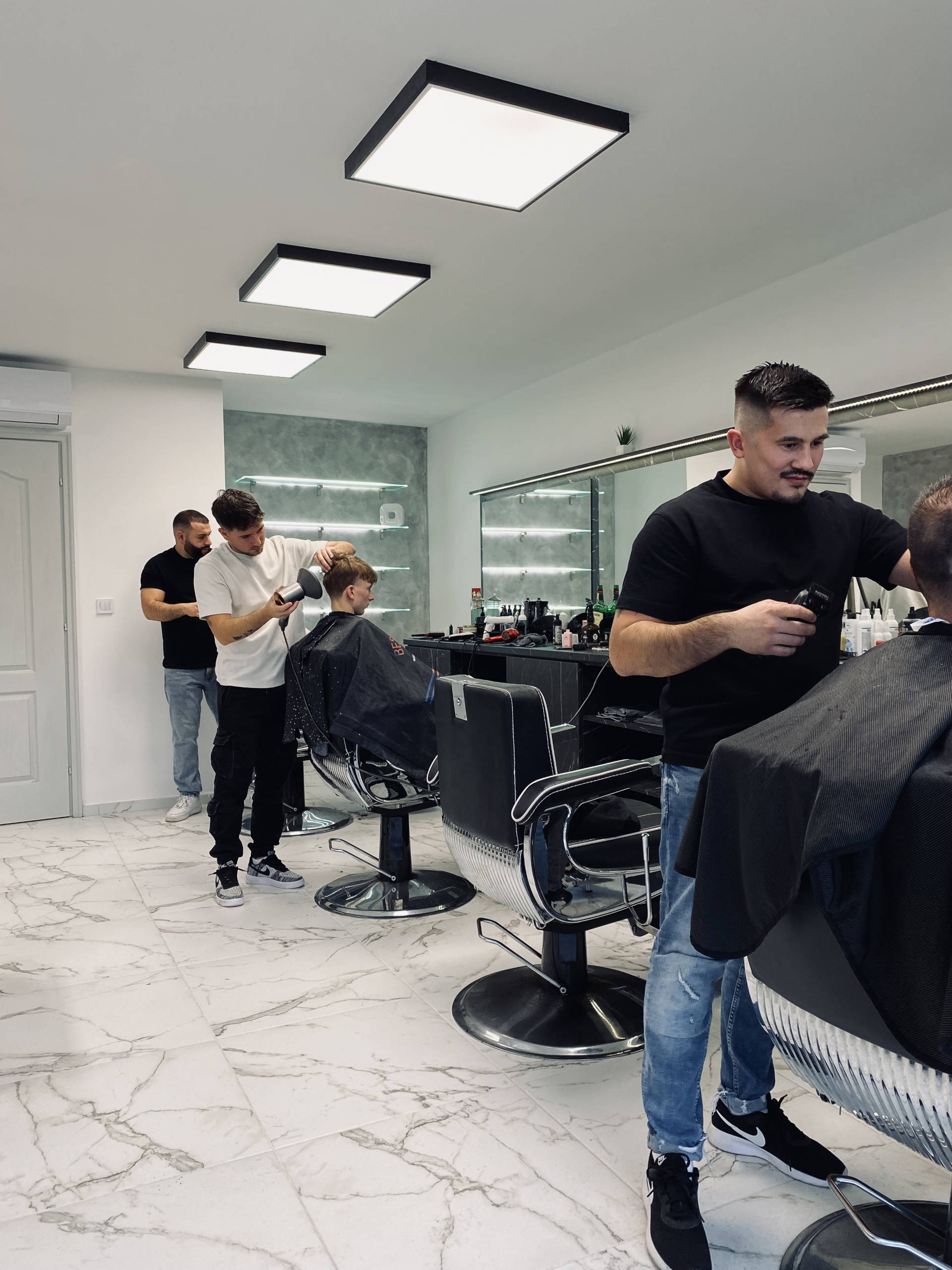 Barber Heaven borbélyok munka közben 