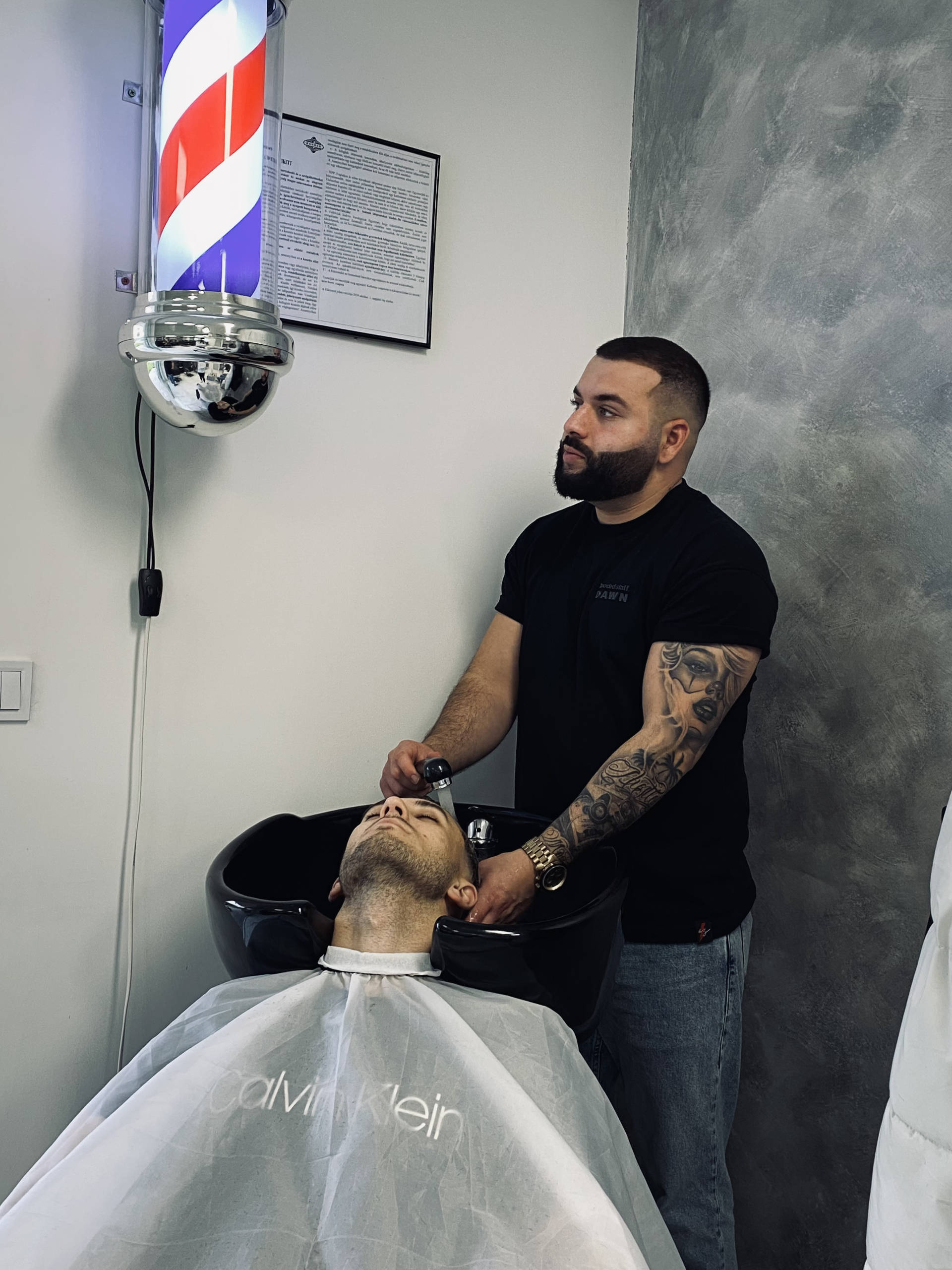 Barber Heaven István Kristóf borbély éppen egy vendég haját mossa