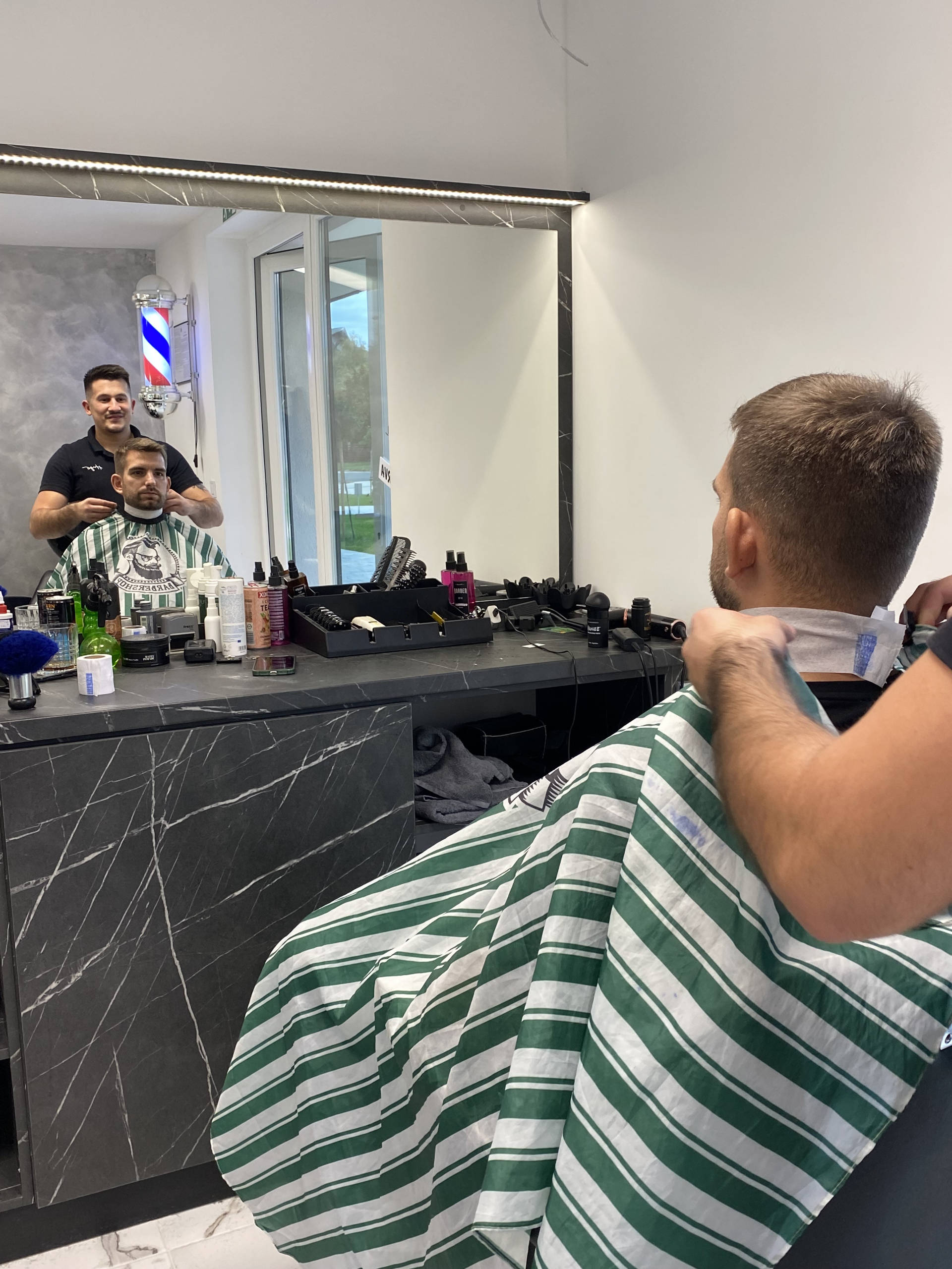 Barber Heaven Laci borbély munka közben