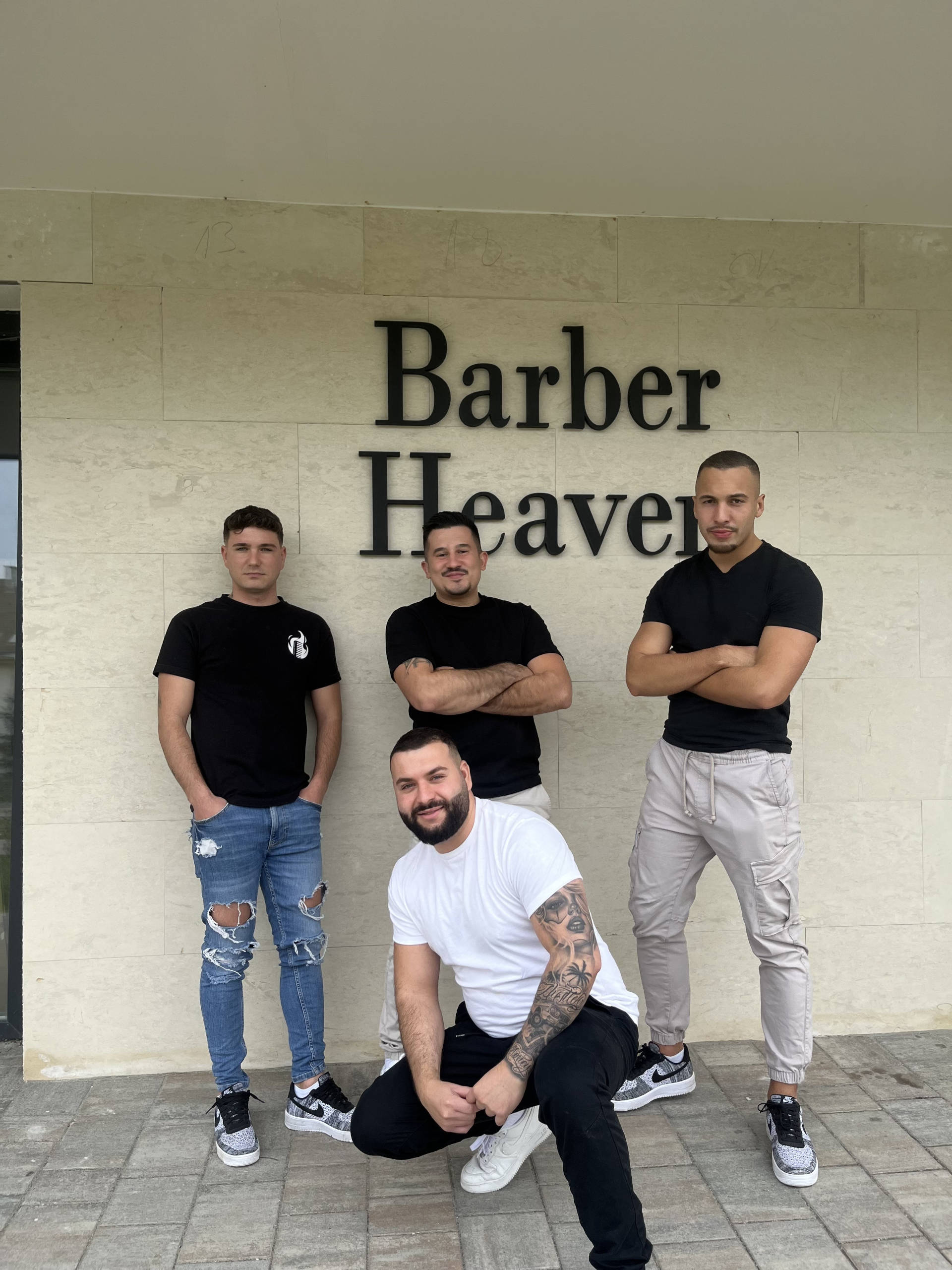Barber Heaven csapatról kép az üzlet előtt