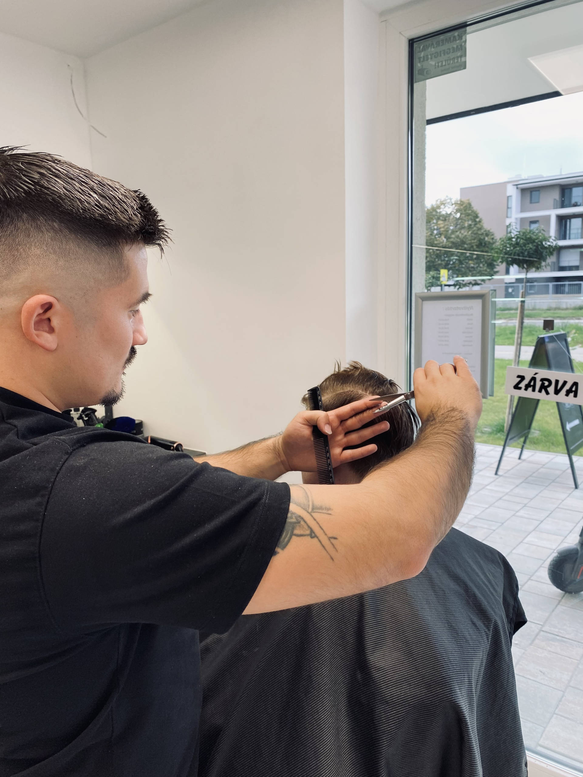 Barber Heaven Laci borbély munka közben