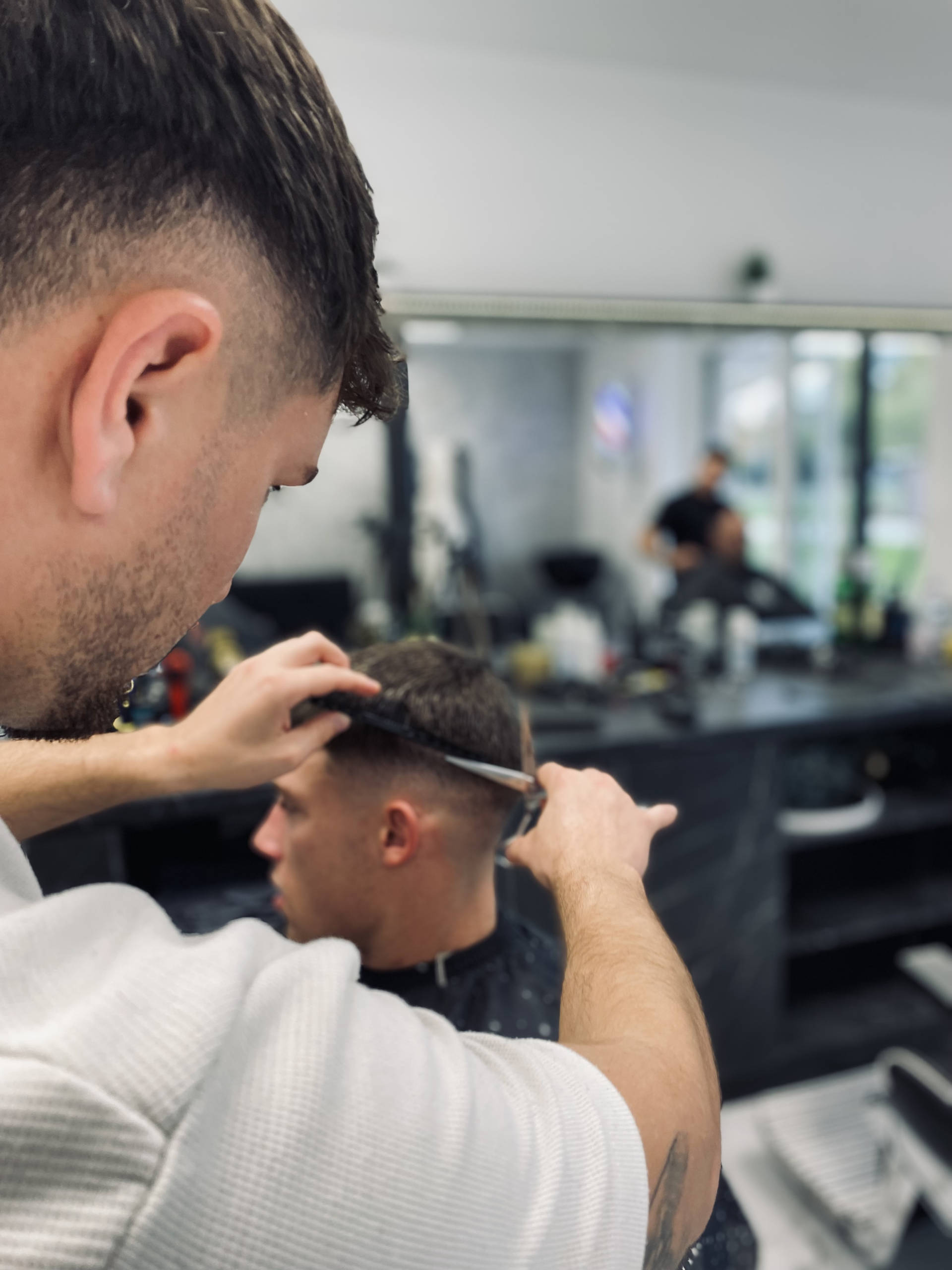 Barber Heaven Dominik borbély munka közben