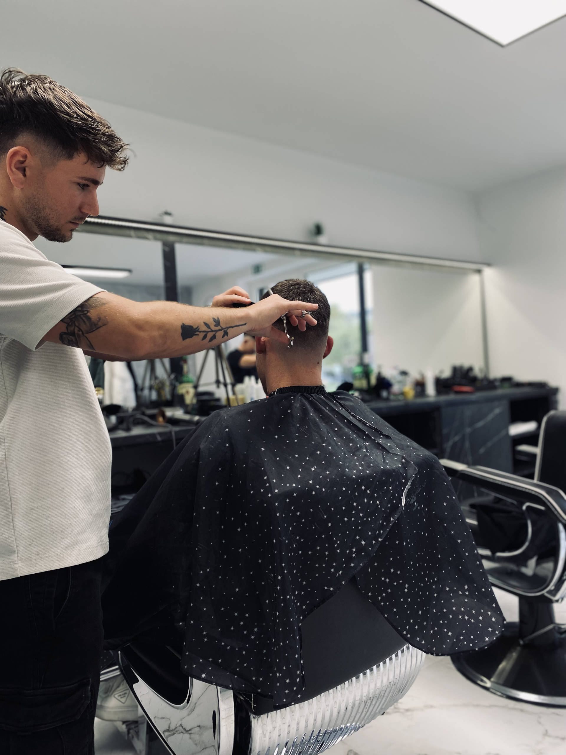 Barber Heaven Dominik borbély munka közben