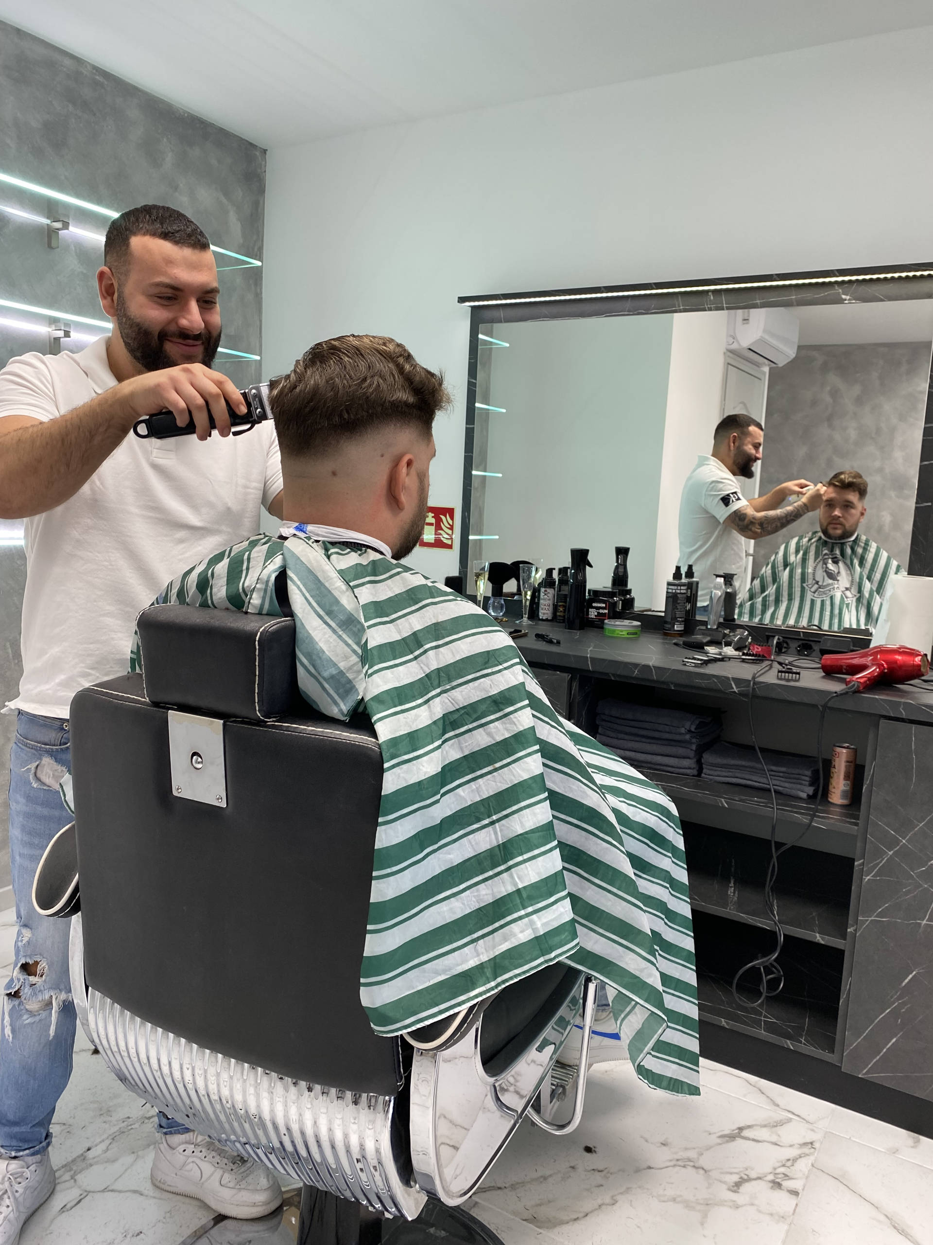 Barber Heaven István Kristóf borbély munka közben