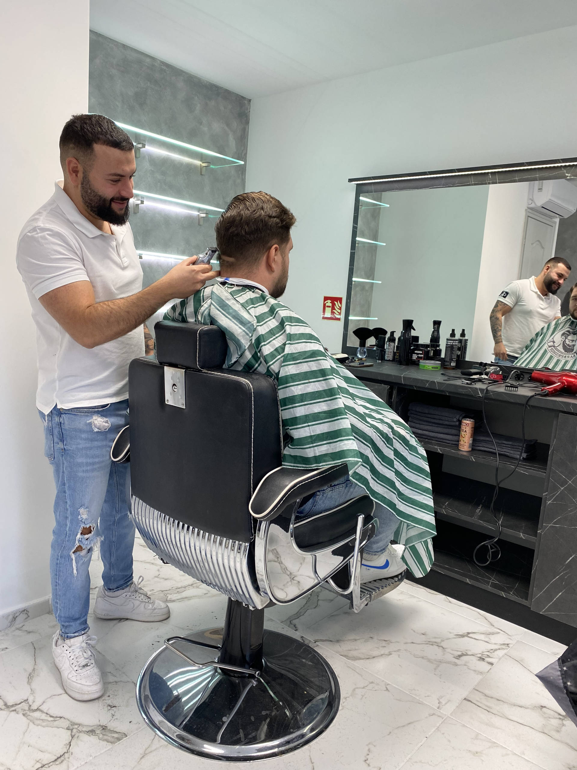 Barber Heaven István Kristóf borbély munka közben