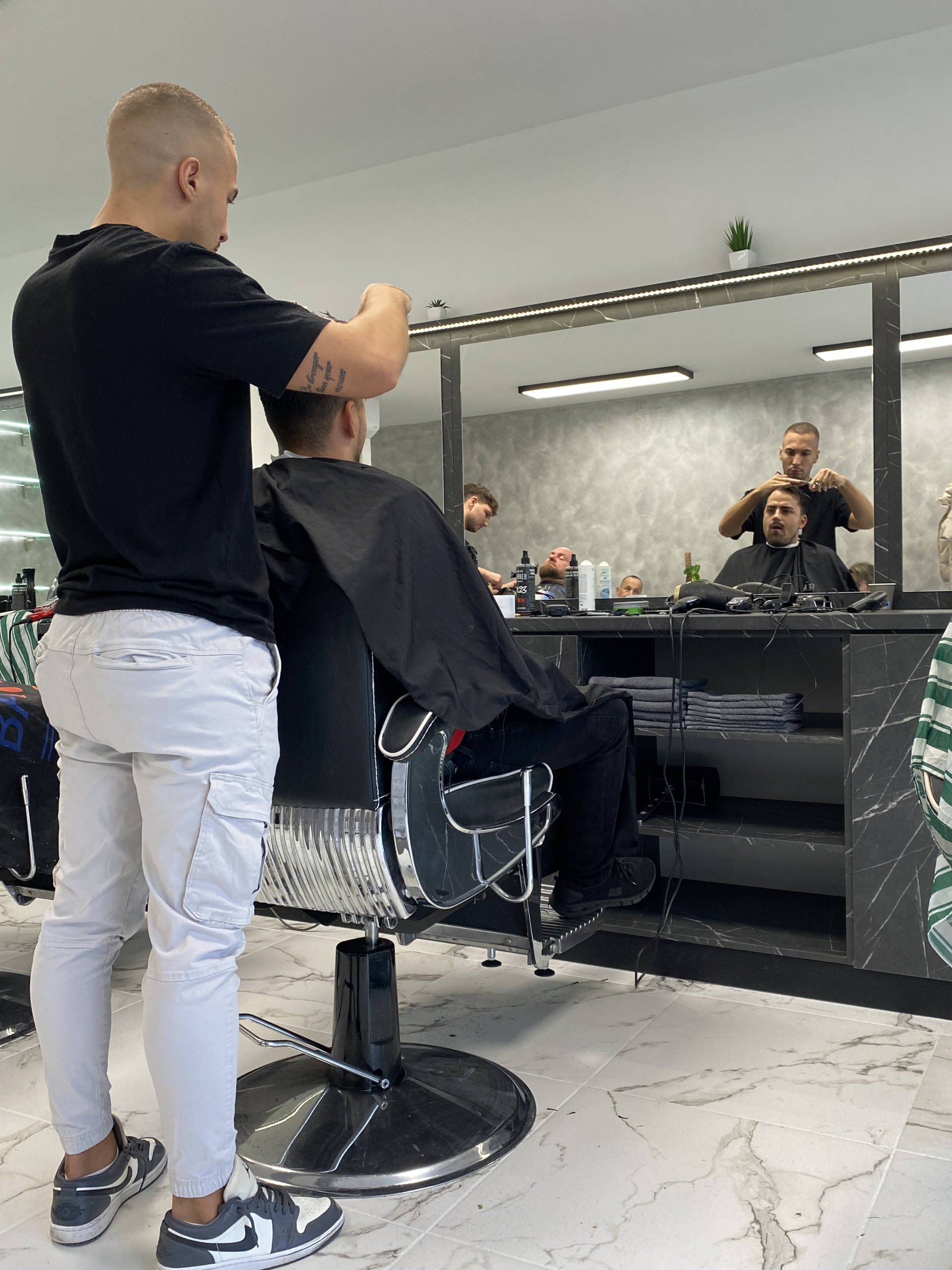 Barber Heaven Kristóf borbély munka közben