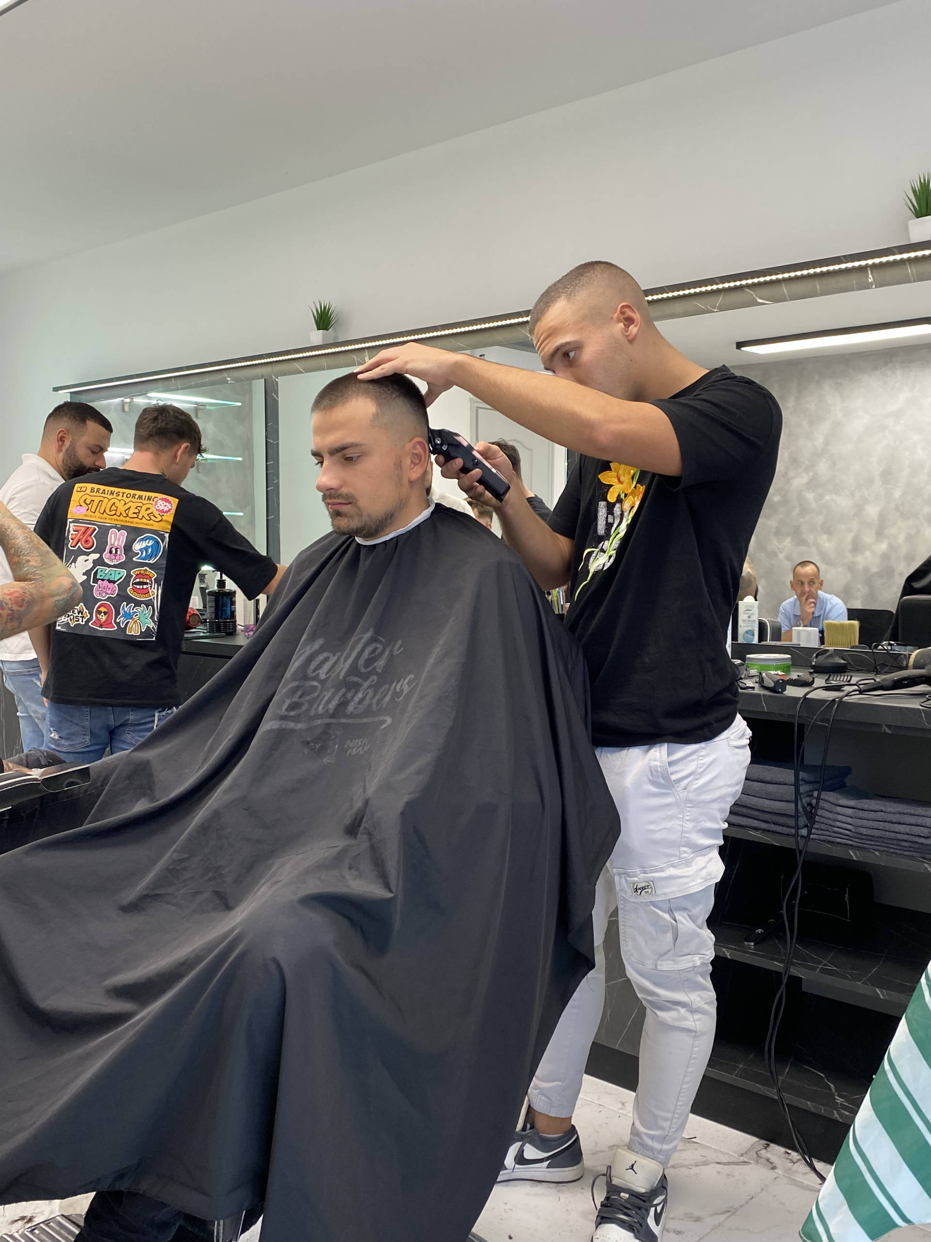 Barber Heaven Kristóf borbély munka közben