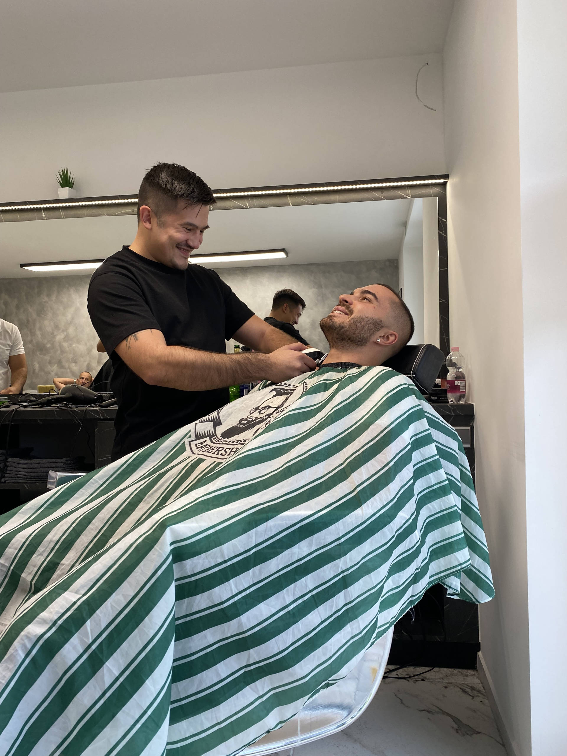 Barber Heaven Laci borbély munka közben