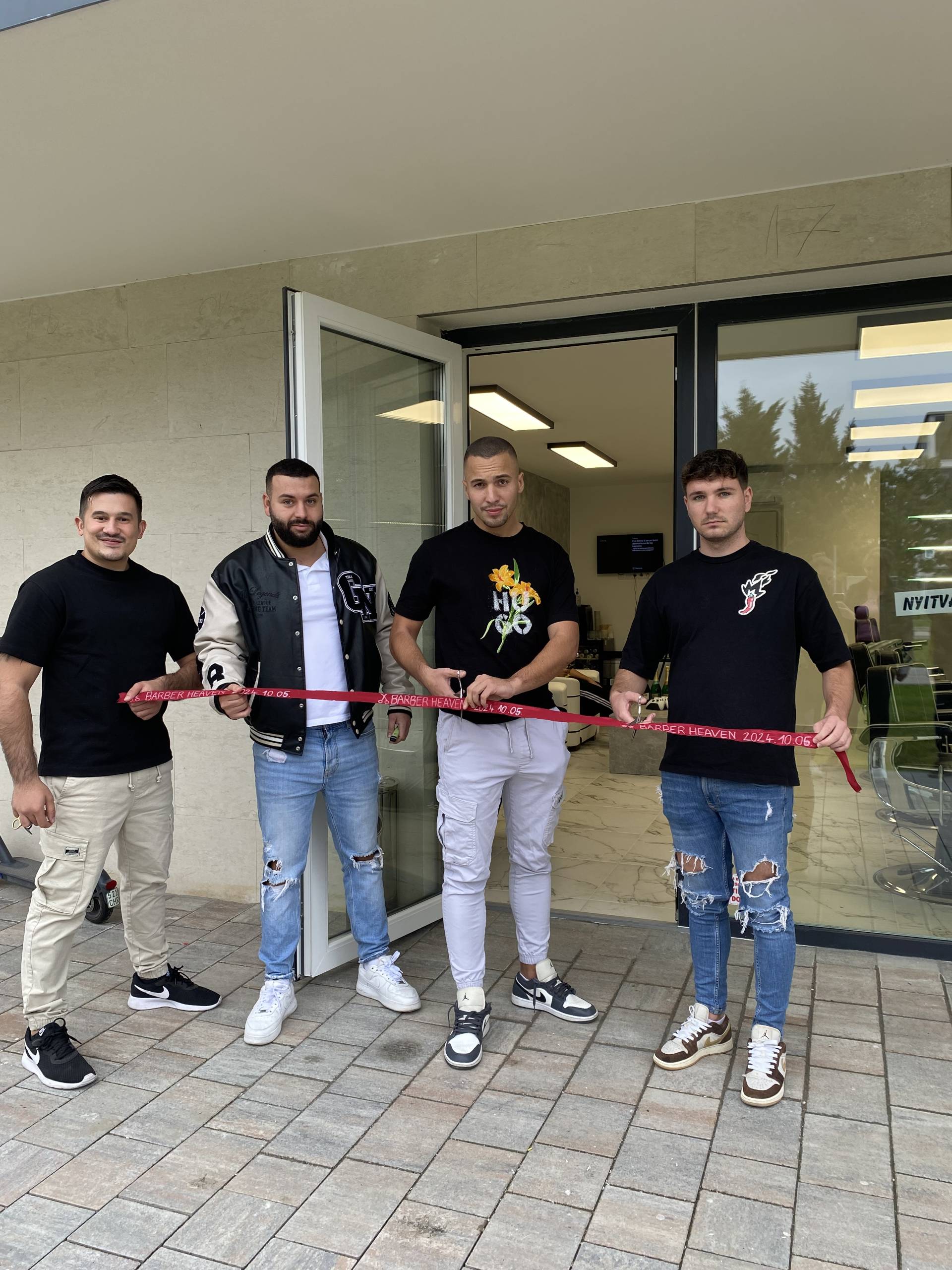 A Barber Heaven csapata a megnyitón átvágja a szalagot