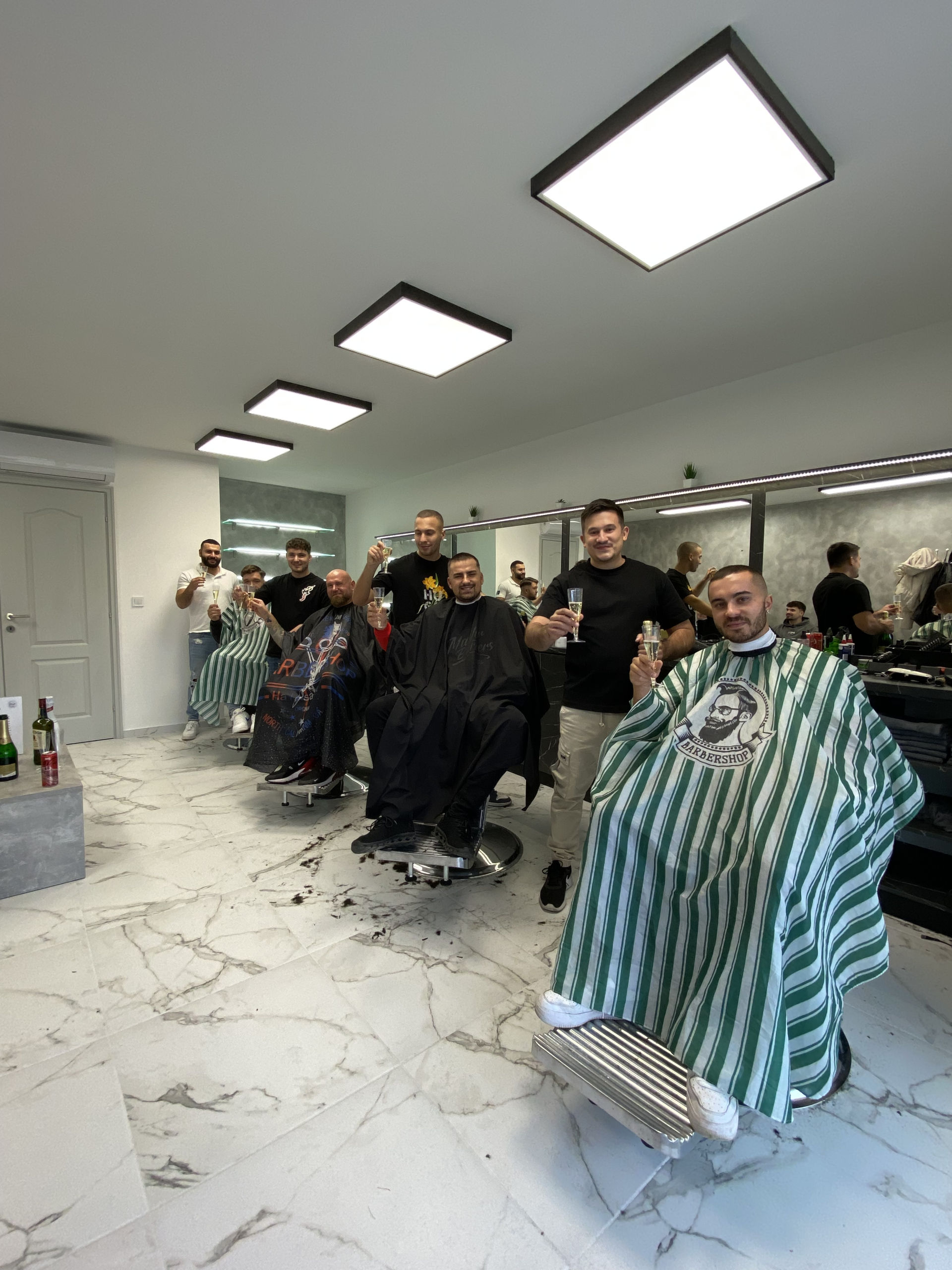 Barber Heaven Nyitás napján bezsgővel ünnepelnek a vendégek és fodrászok
